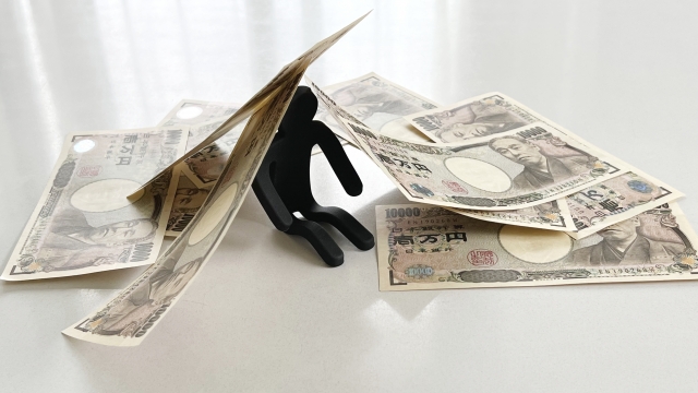 借金を背負う男。伊豆市で借金返済の相談は無料でできます